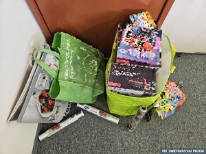 Skradzione przedmioty w siatkach.
