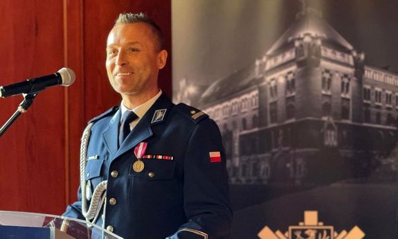 policjant stoi na podium.