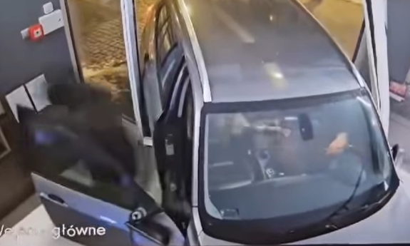 Stopklatka z nagrania monitoringu, przedstawia samochód, który wjechał do jubilera.