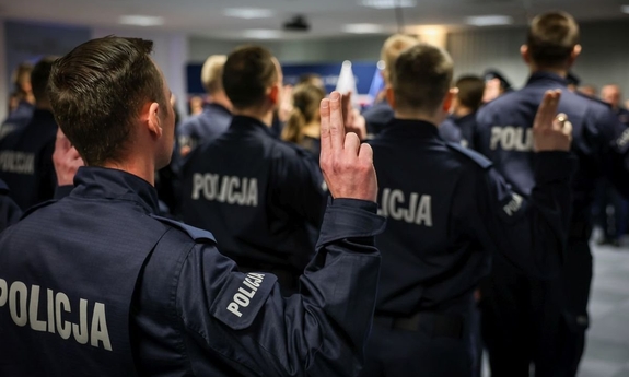 Grupa policjantów w trakcie ślubowania.