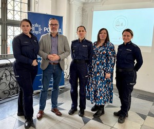 Na zdjęciu trzy umundurowane policjantki, kobieta i mężczyzna - prowadzący warsztaty.