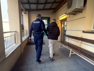 Policjant z zatrzymanym.