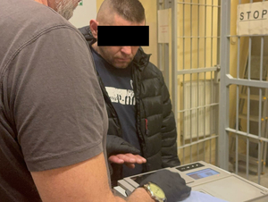 Policjant z zatrzymanym.