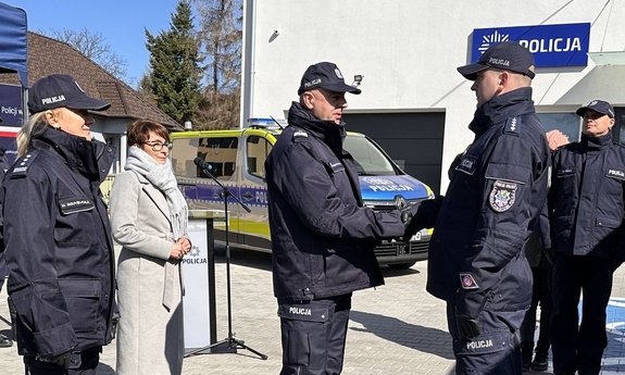 Policjanci podczas uroczystego otwarcia Posterunku Policji w Leśnicy.