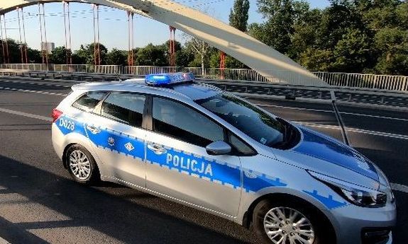 Radiowóz policyjny na moście.