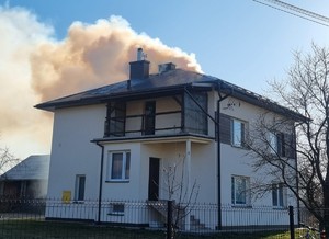 Zdjęcie płonącego domu.