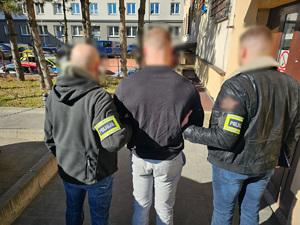 zabezpieczone narkotyki i zatrzymany mężczyzna.