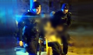 Policjanci ewakuujący mieszkankę.