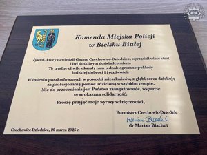 Tabliczka z podziękowaniami dla Komendy Miejskiej Policji w Bielsku - Białej od Burmistrza Czechowic-Dziedzic.