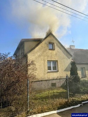 Nad budynkiem mieszkalnym unosi się dym.