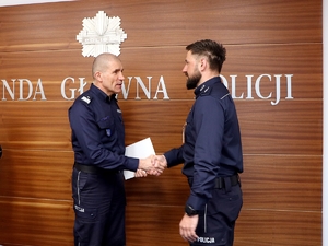 I Zastępca Komendanta Głównego Policji nadinsp. Roman Kuster podaje dłoń policjantowi.