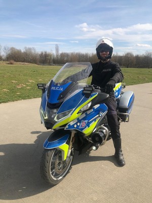 Na zdjęciu umundurowany policjant na motocyklu.
