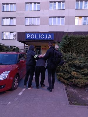 Dwóch policjantów operacyjnych prowadzi zatrzymanego do komisariatu Policji.