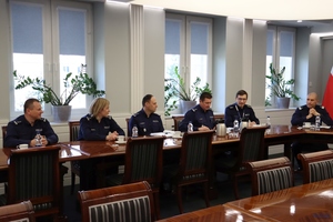 zdjęcia grupowe zebranych na spotkaniu.
