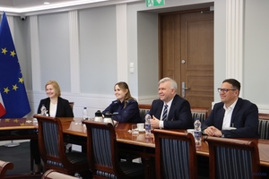 zdjęcia grupowe zebranych na spotkaniu.