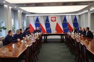 zebrani siedzą przy stole.