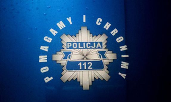 Policyjna gwiazda na granatowym tle, a wokół niej napis: Pomagamy i chronimy.