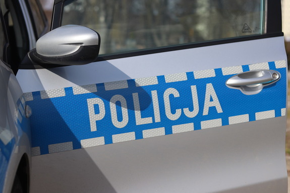 Drzwi radiowozu z napisem policja.