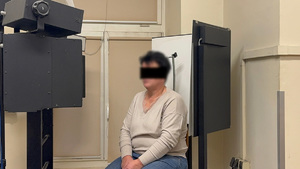 Kobieta siedzi na krześle podczas wykonywania jej zdjęcia.
