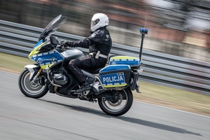 Policjant na motocyklu podczas szkolenia.