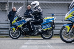 Policjant na motocyklu podczas szkolenia.