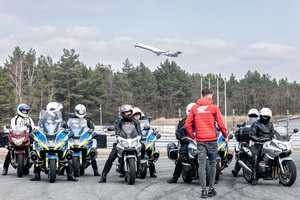 Grupa policjantów na motocyklach  w trakcie szkolenia.