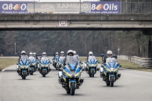Grupa policjantów na motocyklach  w trakcie szkolenia.