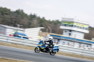 Funkcjonariusz na motocyklu podczas szkolenia.