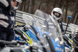 Funkcjonariusz na motocyklu.
