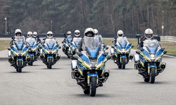 Grupa policjantów na motocyklach podczas szkolenia.