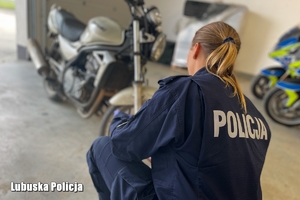 Umundurowana policjantka podczas oględzin motocykla.