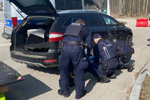 Policjanci pomagają zmienić koło.