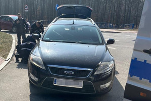 Policjanci pomagają zmienić koło.