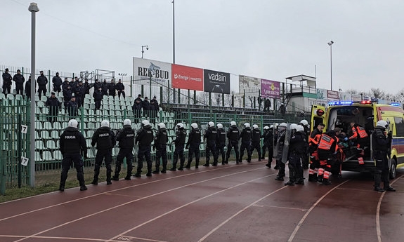 Grupa policjantów z Oddziału Prewencji Policji w Bydgoszczy i Nieetatowego Oddziału Prewencji Policji Komendy Wojewódzkiej Policji w Bydgoszczy na stadionie w trakcie ćwiczeń.