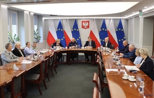 Uczestnicy posiedzenie Rady Fundacji z udziałem zastępcy komendanta głównego Policji.