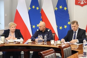 Uczestnicy posiedzenie Rady Fundacji z udziałem zastępcy komendanta głównego Policji.
