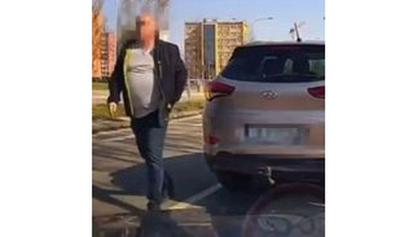 Mężczyzna przy samochodzie.