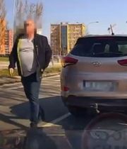 Mężczyzna przy samochodzie.