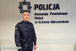Na zdjęciu umundurowany policjant.