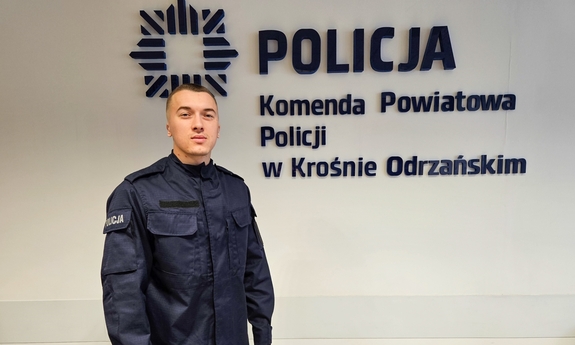 Na zdjęciu umundurowany policjant.