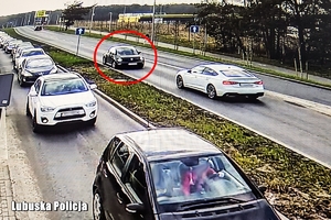 Samochody na drodze. Jeden z nich jedzie pod prąd.