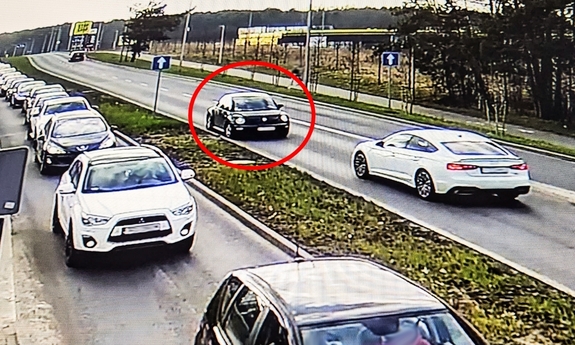 Samochody na drodze. Jeden z nich jedzie pod prąd.