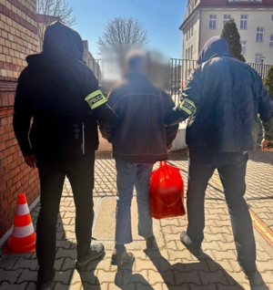 policjanci z zatrzymanymi.