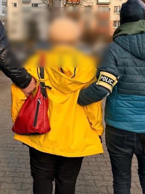 policjanci z zatrzymanymi.