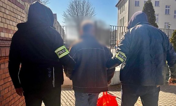 policjanci z zatrzymanym.
