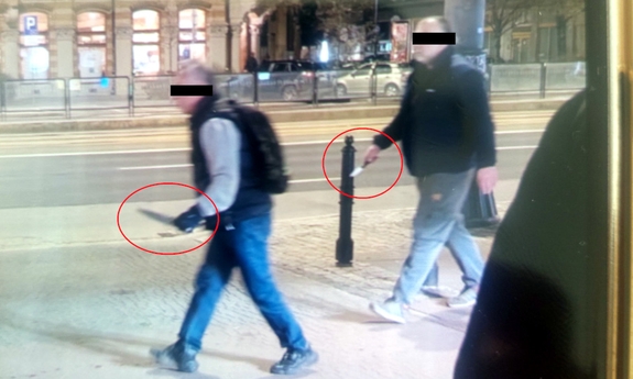 Dwaj mężczyźni z nożami w rękach.