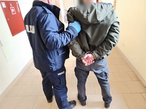 Policjant z zatrzymanym.