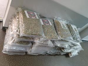 Zabezpieczone narkotyki w workach.