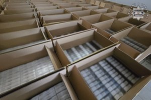 Na zdjęciu widoczne tekturowe kartony z paczkami papierosów w środku.