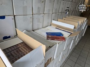 Na zdjęciu widoczne tekturowe kartony z paczkami papierosów w środku.
